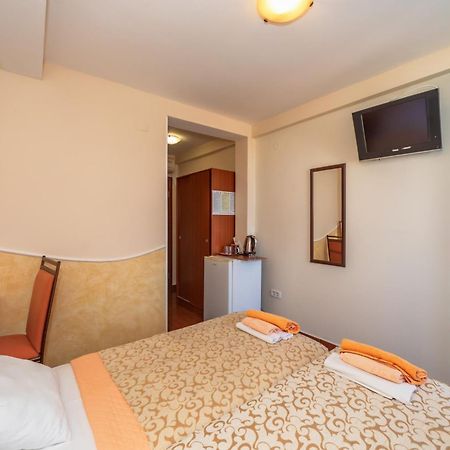 Apartments Pod Lozom With Seaview Petrovac ภายนอก รูปภาพ